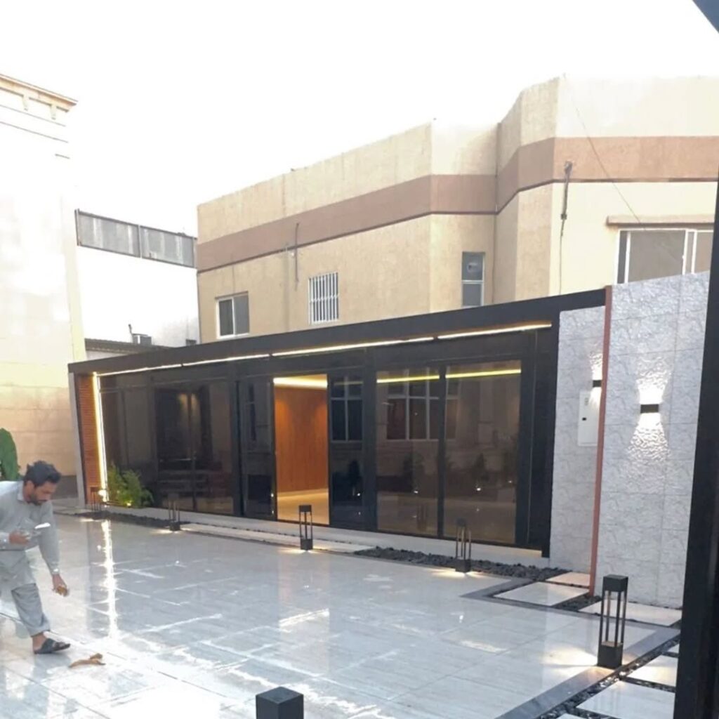 بناء ملاحق خارجية في الدمام | ملاحق ساندوتش بانل | ملاحق زجاجية